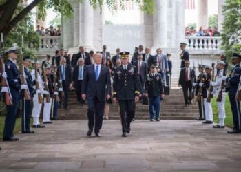 El presidente Donald Trump se va después de asistir a una ceremonia del Día de los Caídos en el Cementerio Nacional de Arlington en Arlington, Virginia, el 28 de mayo de 2017.