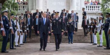 El presidente Donald Trump se va después de asistir a una ceremonia del Día de los Caídos en el Cementerio Nacional de Arlington en Arlington, Virginia, el 28 de mayo de 2017.