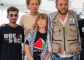 Greta Thunberg y los miembros de la tripulación del barco Madleen en una conferencia de prensa antes de partir hacia Gaza.