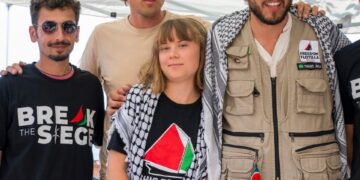 Greta Thunberg y los miembros de la tripulación del barco Madleen en una conferencia de prensa antes de partir hacia Gaza.