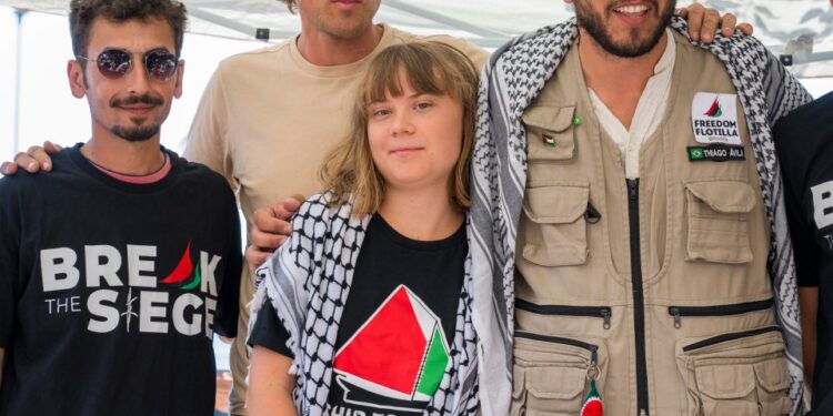 Greta Thunberg y los miembros de la tripulación del barco Madleen en una conferencia de prensa antes de partir hacia Gaza.