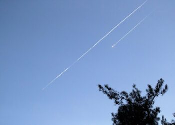 Dos misiles balísticos iraníes en el cielo.