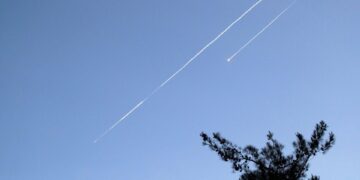 Dos misiles balísticos iraníes en el cielo.