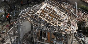 Personal de emergencia en un edificio destruido después de una huelga de misiles.