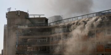 Smoke Obound del Centro Médico Soroka después de una huelga de misiles.