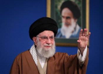El ayatolá Ali Khamenei se dirige a una multitud.