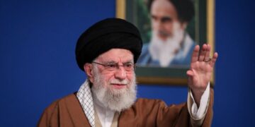El ayatolá Ali Khamenei se dirige a una multitud.