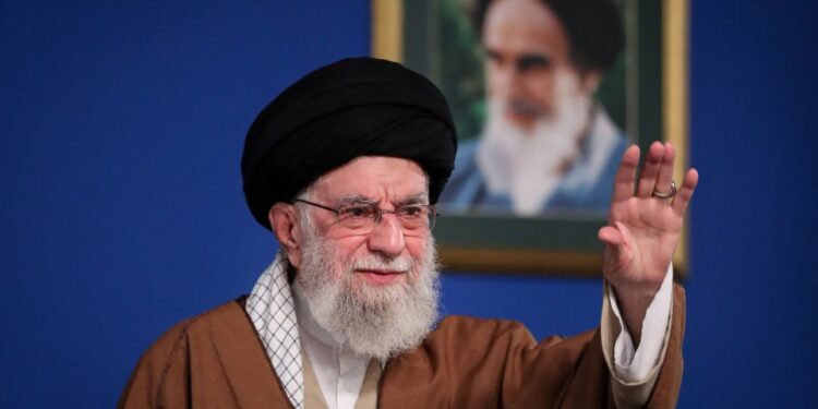 El ayatolá Ali Khamenei se dirige a una multitud.