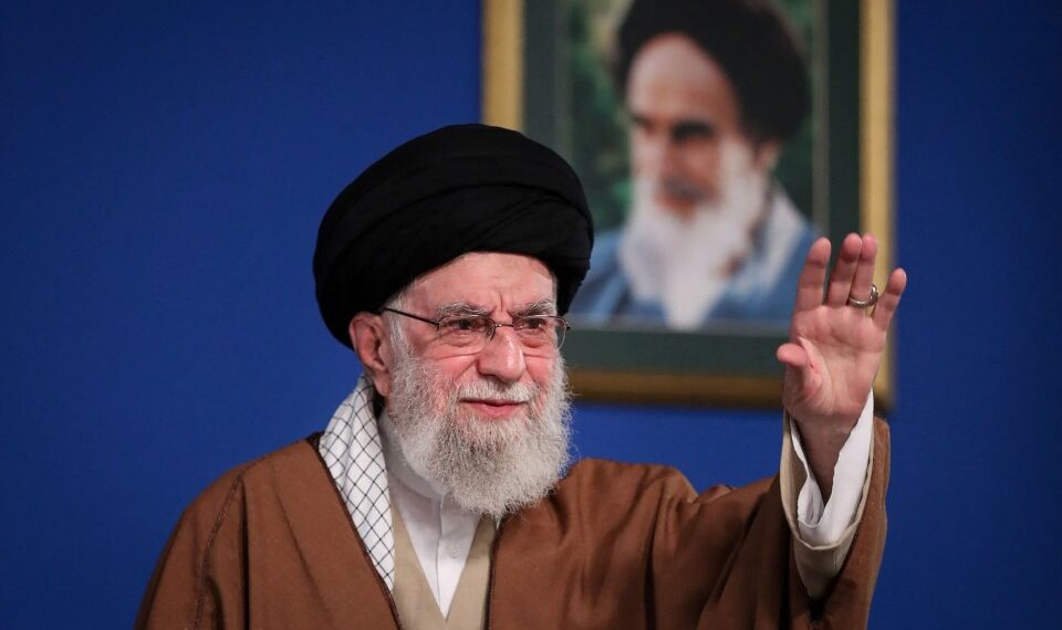 El ayatolá Ali Khamenei se dirige a una multitud.