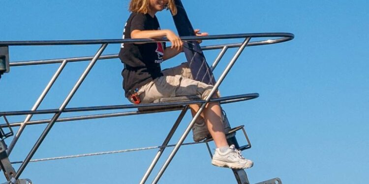 Greta Thunberg a bordo de un barco.