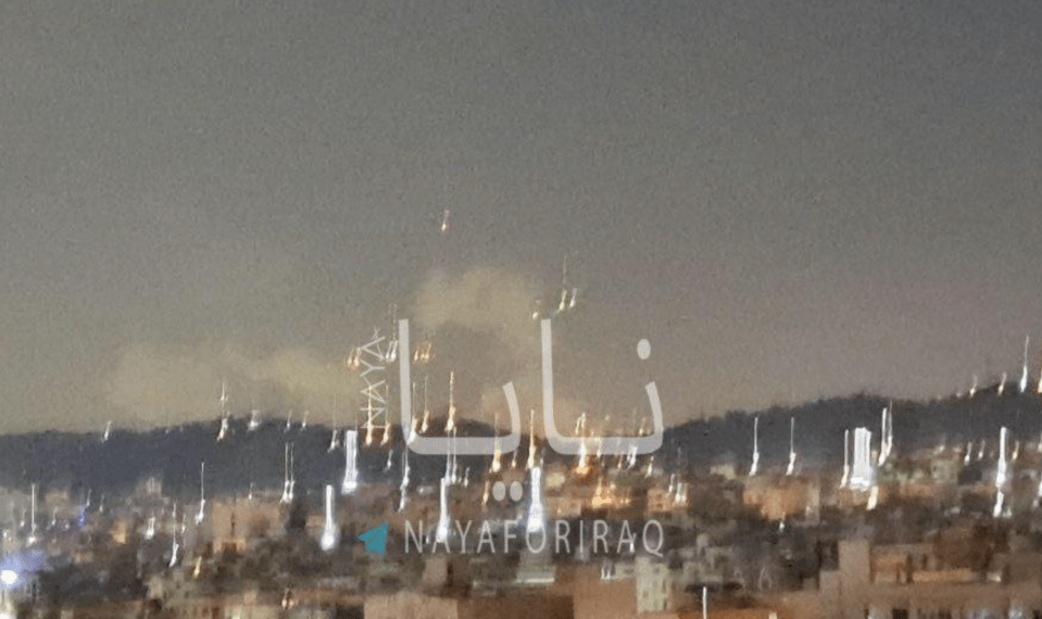 Vista nocturna de una ciudad con fuegos artificiales.