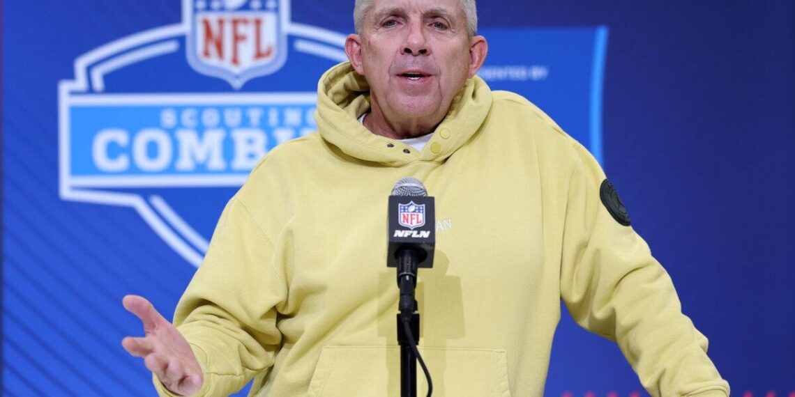 El entrenador en jefe Sean Payton, del Denver Broncos, habla con los medios durante la combinación de exploración de la NFL en el Centro de Convenciones de Indiana el 25 de febrero de 2025. (Stacy Revere/Getty Images)
