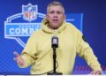 El entrenador en jefe Sean Payton, del Denver Broncos, habla con los medios durante la combinación de exploración de la NFL en el Centro de Convenciones de Indiana el 25 de febrero de 2025. (Stacy Revere/Getty Images)