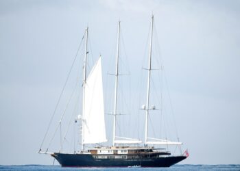 El yate de navegación de Jeff Bezos, Koru, en el mar.