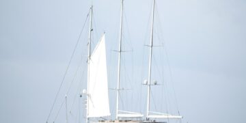 El yate de navegación de Jeff Bezos, Koru, en el mar.