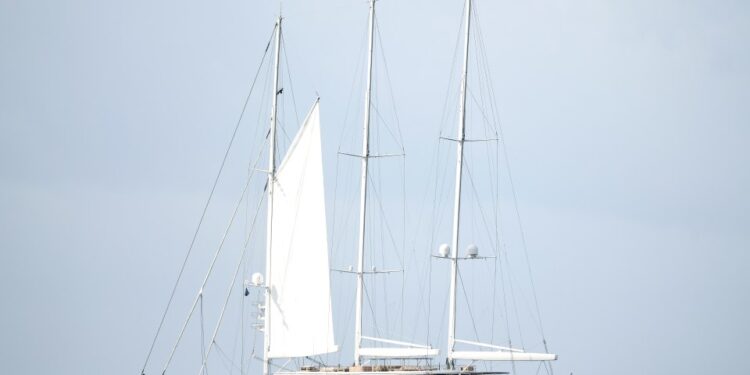 El yate de navegación de Jeff Bezos, Koru, en el mar.