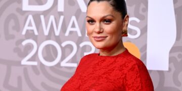 Jessie J comparte ideas emocionales sobre los altibajos de su batalla por cáncer