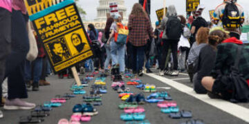 Miles de pro-palestinos se reúnen a medida que se colocan cientos de zapatos para niños en el suelo que representan las vidas perdidas durante el conflicto de Israel y Palestina antes de la marcha por Gaza al edificio de hielo en Washington, DC, el 5 de abril de 2025.