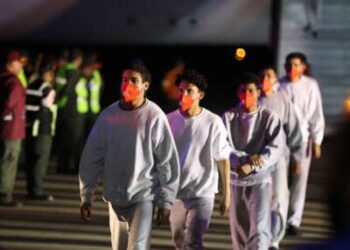 Los migrantes venezolanos deportados de la estación naval de los Estados Unidos, la Bahía de Guantánamo, caminó desde un avión de Conviasa Airlines cuando llegan al aeropuerto internacional Simón Bolívar en Maiquetía, Venezuela, el 20 de febrero de 2025.