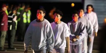 Los migrantes venezolanos deportados de la estación naval de los Estados Unidos, la Bahía de Guantánamo, caminó desde un avión de Conviasa Airlines cuando llegan al aeropuerto internacional Simón Bolívar en Maiquetía, Venezuela, el 20 de febrero de 2025.