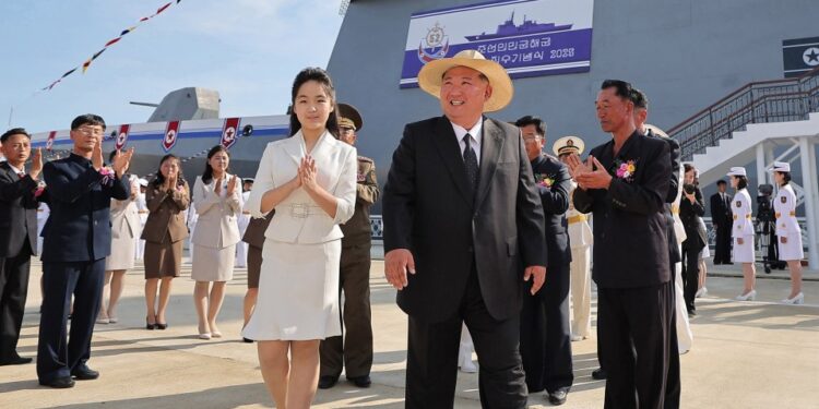 Kim Jong Un y su hija asistieron a la ceremonia de lanzamiento de un destructor norcoreano.