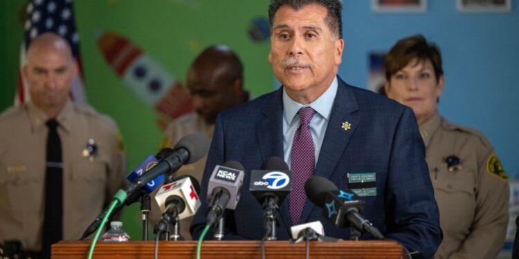 Sheriff Robert Luna hablando en una conferencia de prensa.