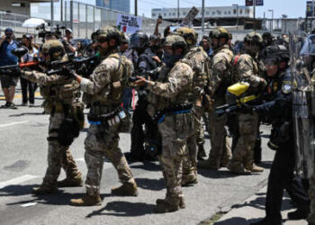 Los oficiales de aplicación de la ley, incluidos los miembros del equipo de respuesta especial de inmigración y aduana (ICE) y agentes de seguridad nacional, se ven fuera del edificio federal a medida que las protestas continúan en respuesta a las operaciones federales de inmigración en Los Ángeles el 10 de junio de 2025.