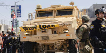 Un vehículo blindado unidades aprobó una línea policial fuera del Centro de Detención Metropolitana el 10 de junio de 2025 en Los Ángeles, California.