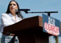 La representante Alexandria Ocasio-Cortez habla durante una parada en el "Oligarquía de lucha" Visite con el senador estadounidense Bernie Sanders en Grand Park el 12 de abril de 2025 en Los Ángeles, California.
