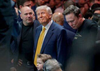 Donald Trump y Elon Musk en un partido de lucha