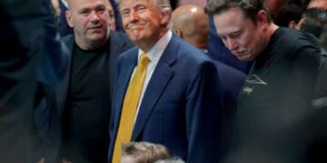 Donald Trump y Elon Musk en un partido de lucha