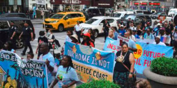 Los residentes de la costa del Golfo protestan con el apoyo del gigante de los seguros de Chubb para metano/GNL el 26 de junio de 2024 en la ciudad de Nueva York.