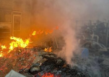 Fuego en una fábrica ucraniana después de un ataque ruso.
