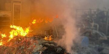 Fuego en una fábrica ucraniana después de un ataque ruso.
