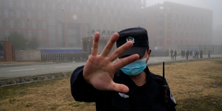 Guardia de seguridad bloqueando el acceso al Instituto de Virología Wuhan.