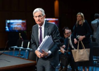 La Reserva Federal mantiene las tasas de interés sin cambios, señala 2 recortes este año