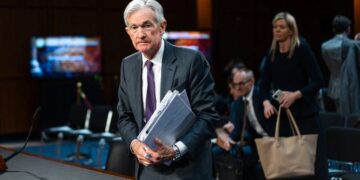 La Reserva Federal mantiene las tasas de interés sin cambios, señala 2 recortes este año