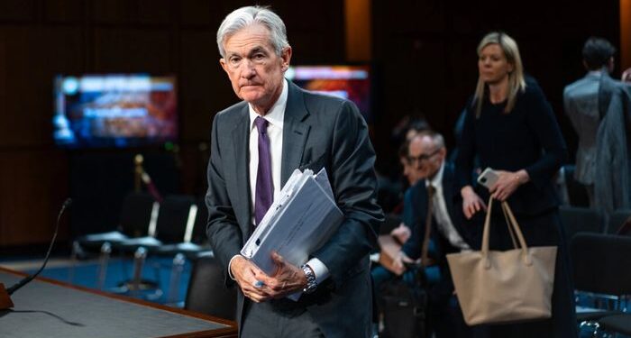 La Reserva Federal mantiene las tasas de interés sin cambios, señala 2 recortes este año