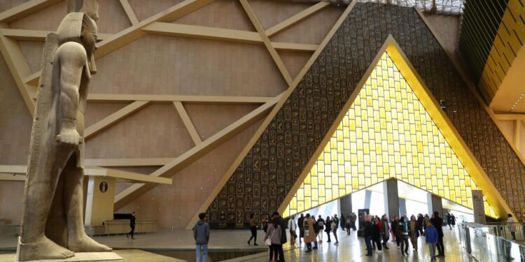 La sala principal del Museo Grand Egipcio se abrió para recorridos limitados el año pasado.