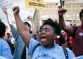 Los manifestantes marcharon fuera del Prudential Center durante los MTV Video and Music Awards para llamar la atención sobre la crisis del agua que agarra a Newark, Nueva Jersey, el 26 de agosto de 2019.