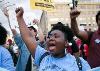 Los manifestantes marcharon fuera del Prudential Center durante los MTV Video and Music Awards para llamar la atención sobre la crisis del agua que agarra a Newark, Nueva Jersey, el 26 de agosto de 2019.