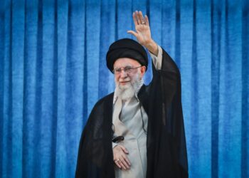 (Archivos) Una imagen de folleto proporcionada por el Líder Supremo iraní Ayatollah Ali Khamenei lo muestra saludando durante una ceremonia con motivo de la 36 aniversario de la muerte de Ayatollah Ruhollah Khomeini, en Teherán el 4 de junio de 2025. "terminar con el conflicto" Entre los dos arcos. Sus comentarios se hicieron cuando se les preguntó sobre los informes de que el presidente de los Estados Unidos, Donald Trump, vetó un plan israelí para matar a Khamenei por preocupación, intensificaría el enfrentamiento de Irán-Israel. (Foto de Khamenei.ir / AFP) / === restringido al uso editorial - Crédito obligatorio "Photo AFP / HO / KHAMENEI.IR" - Sin marketing No Campañas publicitarias - Distribuido como un servicio a los clientes === (foto por -/khamenei.ir/AFP a través de Getty Images)
