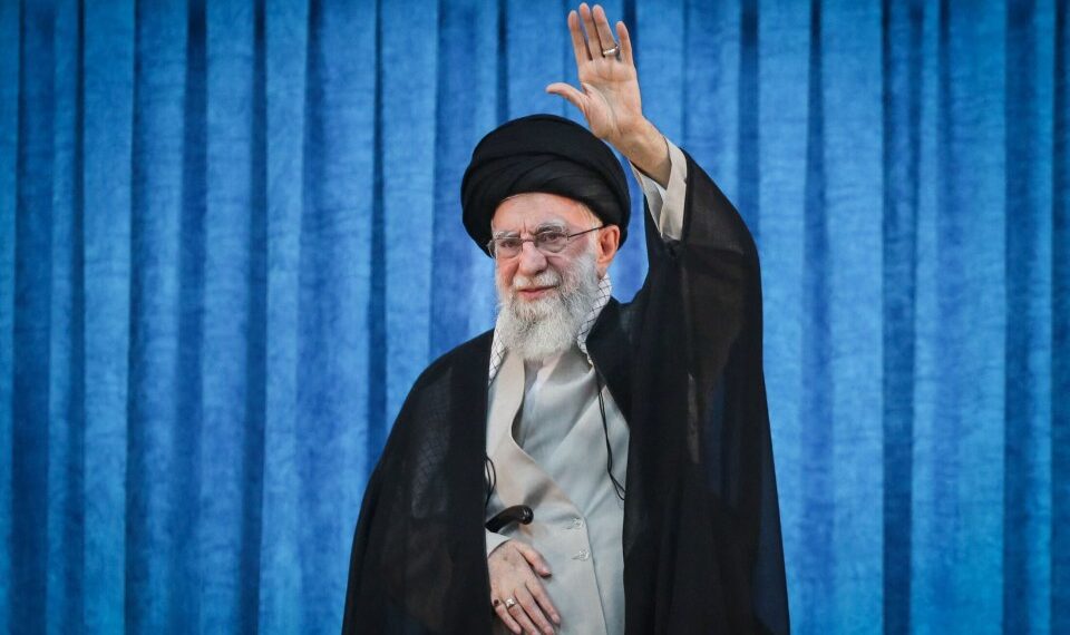 (Archivos) Una imagen de folleto proporcionada por el Líder Supremo iraní Ayatollah Ali Khamenei lo muestra saludando durante una ceremonia con motivo de la 36 aniversario de la muerte de Ayatollah Ruhollah Khomeini, en Teherán el 4 de junio de 2025. "terminar con el conflicto" Entre los dos arcos. Sus comentarios se hicieron cuando se les preguntó sobre los informes de que el presidente de los Estados Unidos, Donald Trump, vetó un plan israelí para matar a Khamenei por preocupación, intensificaría el enfrentamiento de Irán-Israel. (Foto de Khamenei.ir / AFP) / === restringido al uso editorial - Crédito obligatorio "Photo AFP / HO / KHAMENEI.IR" - Sin marketing No Campañas publicitarias - Distribuido como un servicio a los clientes === (foto por -/khamenei.ir/AFP a través de Getty Images)