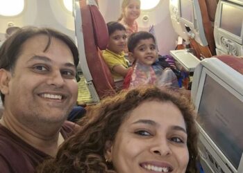 Una pareja de doctores y sus tres hijos pequeños