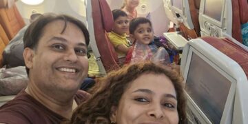 Una pareja de doctores y sus tres hijos pequeños