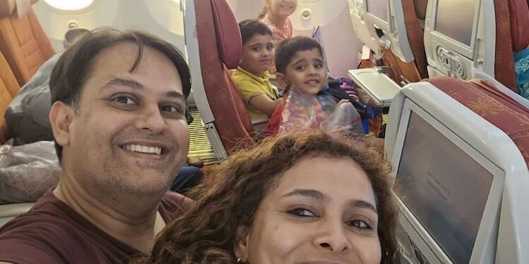 Una pareja de doctores y sus tres hijos pequeños