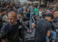 Los palestinos heridos en una huelga israelí cerca de un centro de distribución de ayuda humanitaria son llevados al Hospital Nasser en Khan Yunis el 17 de junio de 2025.