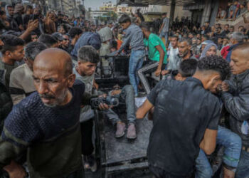 Los palestinos heridos en una huelga israelí cerca de un centro de distribución de ayuda humanitaria son llevados al Hospital Nasser en Khan Yunis el 17 de junio de 2025.