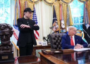 El CEO de Tesla, Elon Musk, y el presidente de los Estados Unidos, Donald Trump, escuchan una pregunta de los periodistas en la Oficina Oval de la Casa Blanca el 30 de mayo de 2025 en Washington, DC