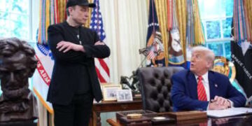 El CEO de Tesla, Elon Musk, y el presidente de los Estados Unidos, Donald Trump, escuchan una pregunta de los periodistas en la Oficina Oval de la Casa Blanca el 30 de mayo de 2025 en Washington, DC